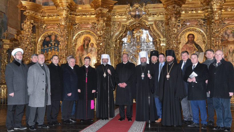 День єднання в Україні розпочався з молитви в Софійському Соборі